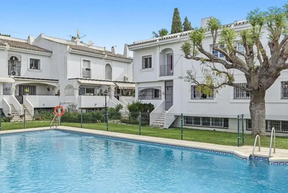 Reihenhaus mit Terrasse zum Verkauf in Nueva Andalucía, imagen 3
