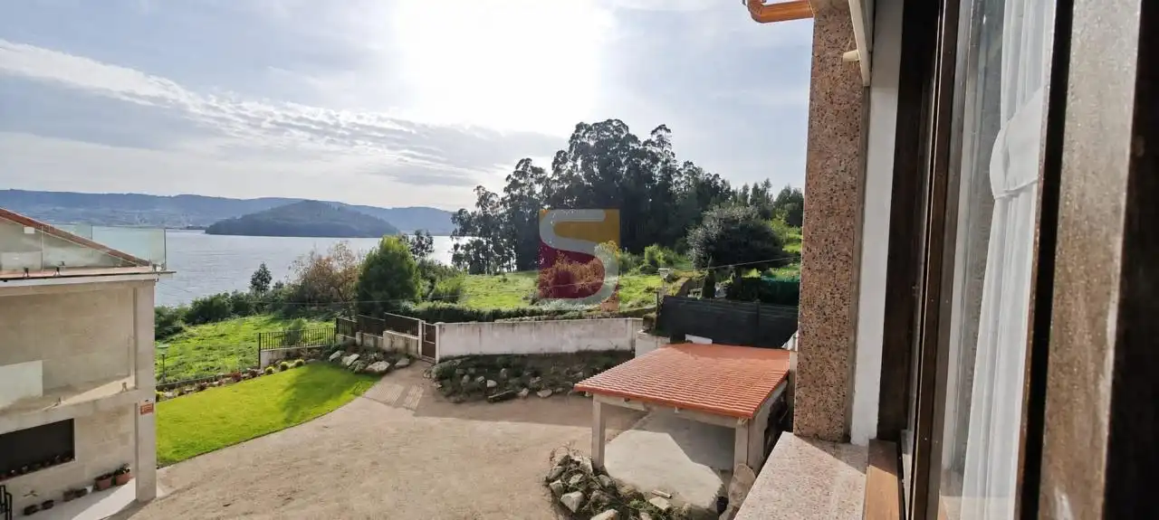 House for sale in Combarro