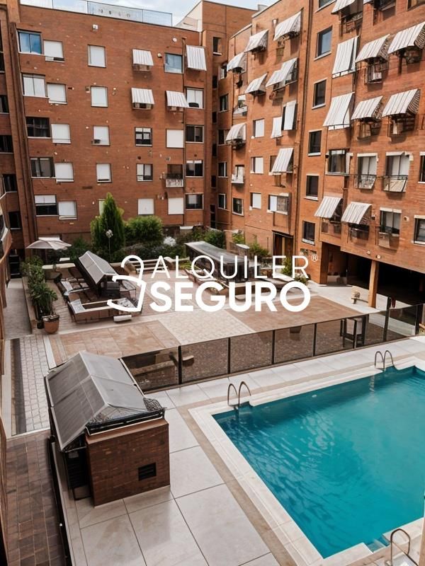 Swimming pool of Flat to rent in  Madrid Capital  with Heating, Swimming Pool and Furnished