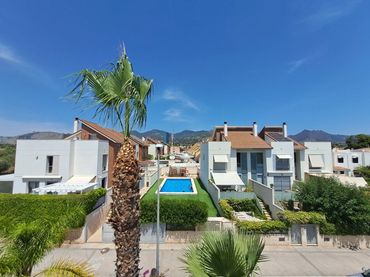 Maison mitoyenne avec balcon à vendre à Heliópolis