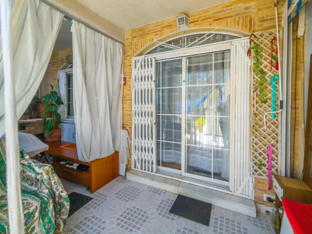 Haus oder Chalet zum Verkauf in Torrevieja mit Klimaanlage, Privatgarten und Möbliert