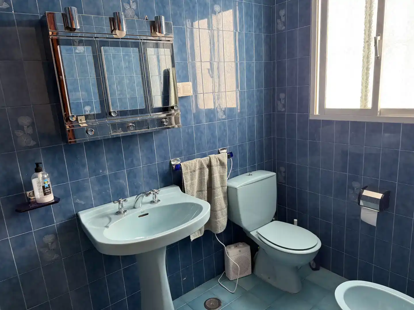Badezimmer von Einfamilien-Reihenhaus zum Verkauf in Olvera mit Klimaanlage und Balkon