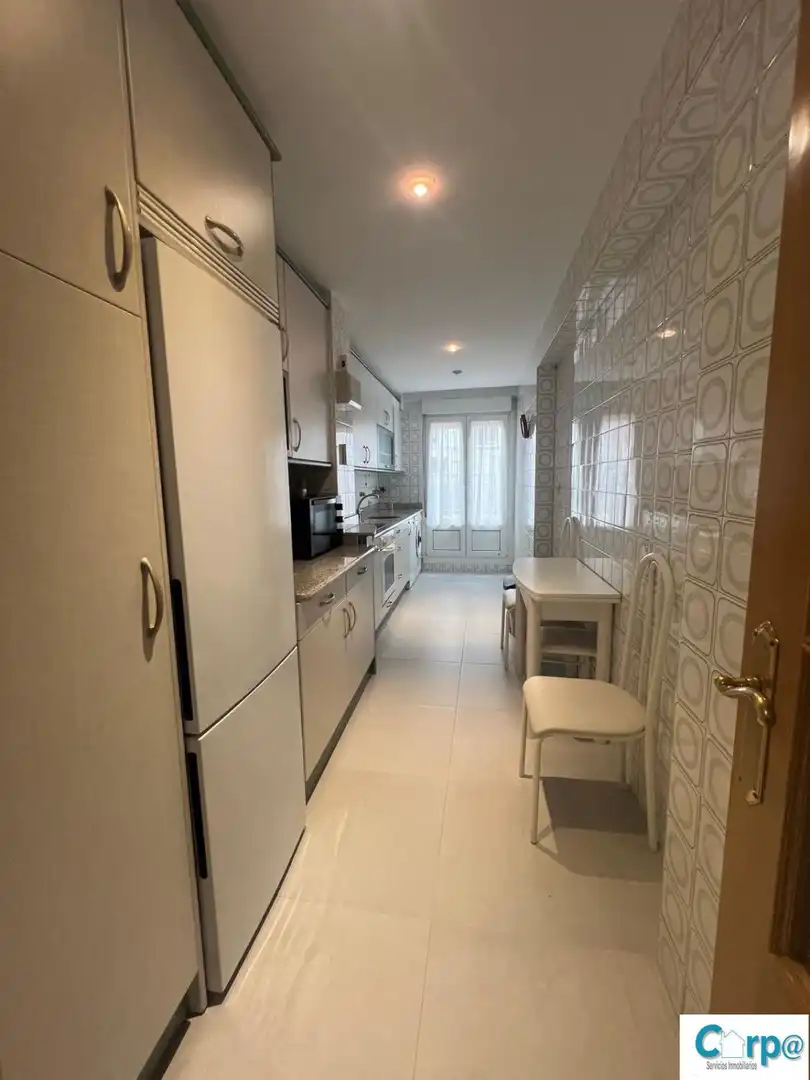 Cocina de Piso de alquiler en  Pamplona / Iruña con Calefacción, Parquet y Amueblado
