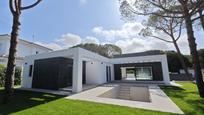 Vista exterior de Casa o xalet en venda en Chiclana de la Frontera amb Aire condicionat i Piscina