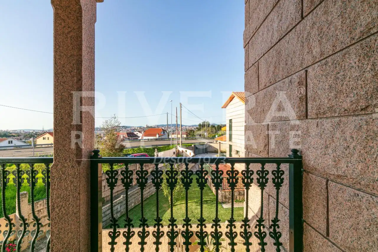 Vista exterior de Casa o chalet en venta en Vigo  con Calefacción, Jardín privado y Parquet