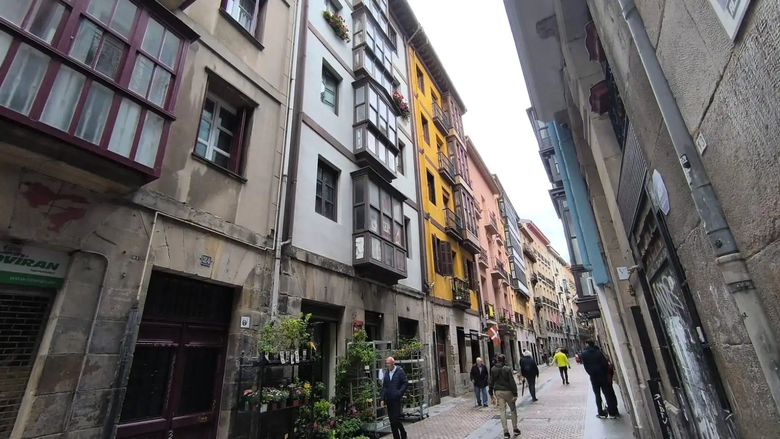 Außenansicht von Wohnung zum Verkauf in Bilbao  mit Heizung, Balkon und Whirlpool