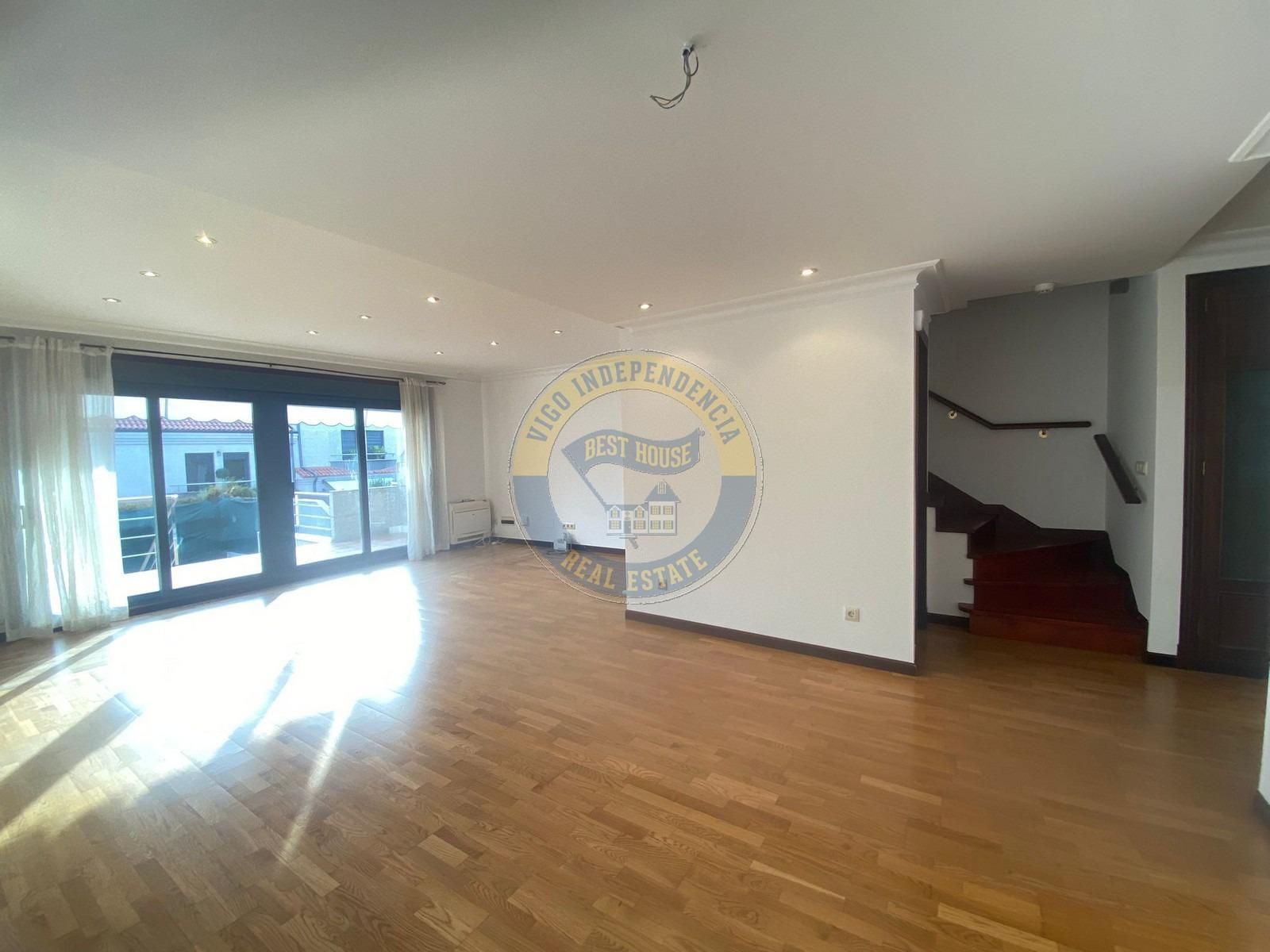 Casa adosada de lloguer en Vigo  amb Calefacció, Jardí privat i Parquet