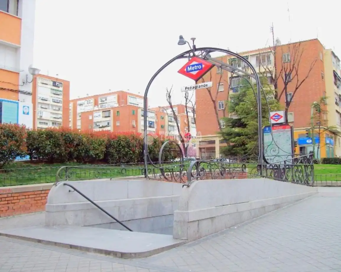 Parking de Piso en venta en Madrid con Calefacción y Piscina comunitaria