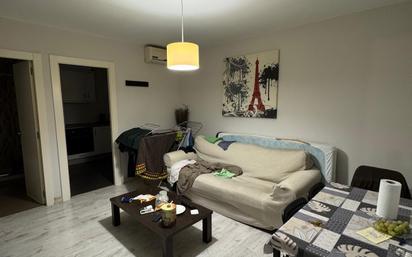 Living room of Flat for sale in  Zaragoza Capital  with Heating, Parquet flooring and Furnished