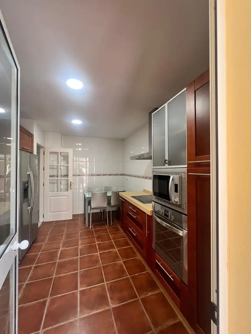 Cuina de Casa o xalet en venda en Los Barrios amb Aire condicionat, Jardí privat i Terrassa