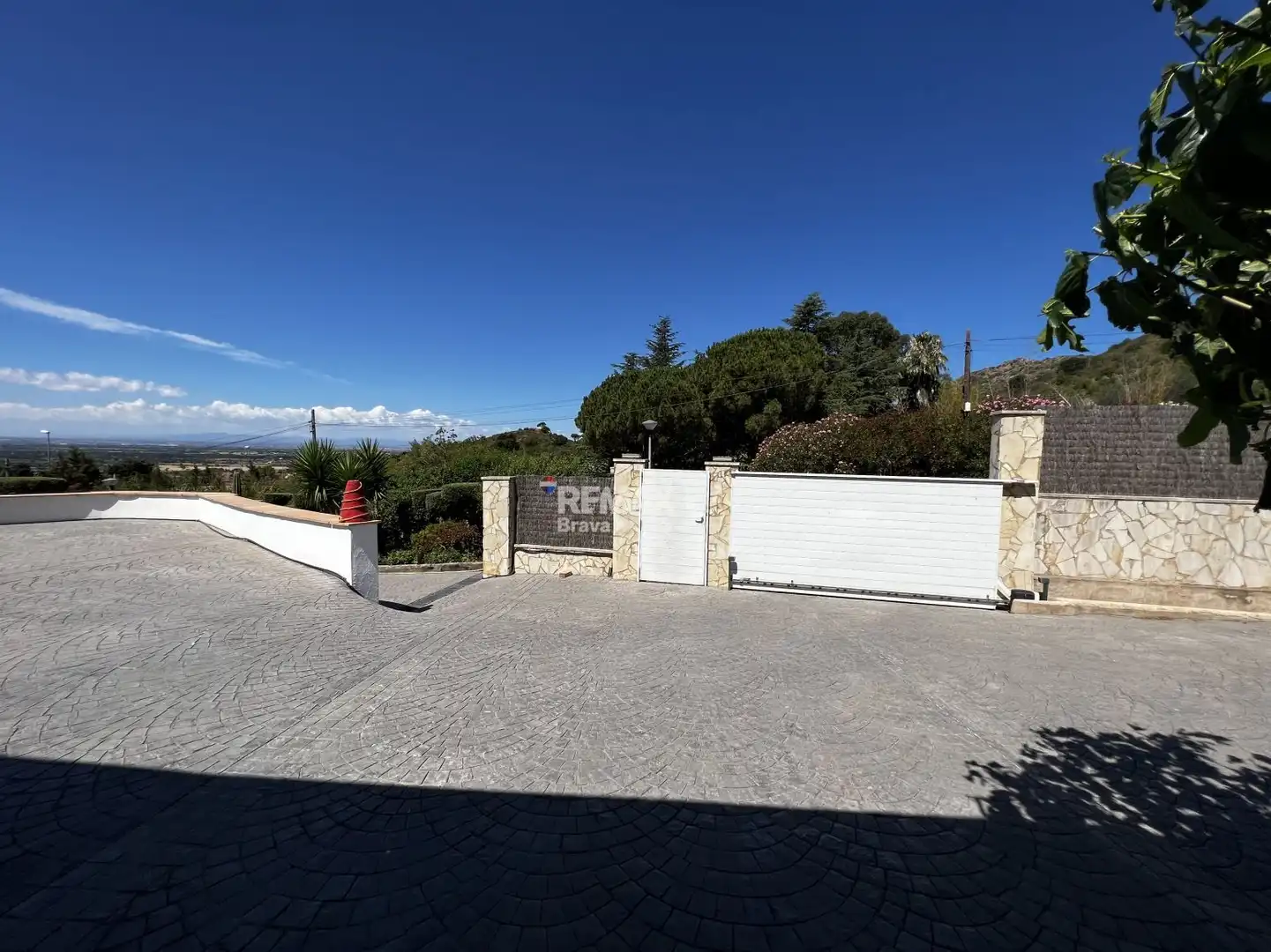 Vista exterior de Casa o xalet en venda en Pau amb Aire condicionat, Jardí privat i Terrassa