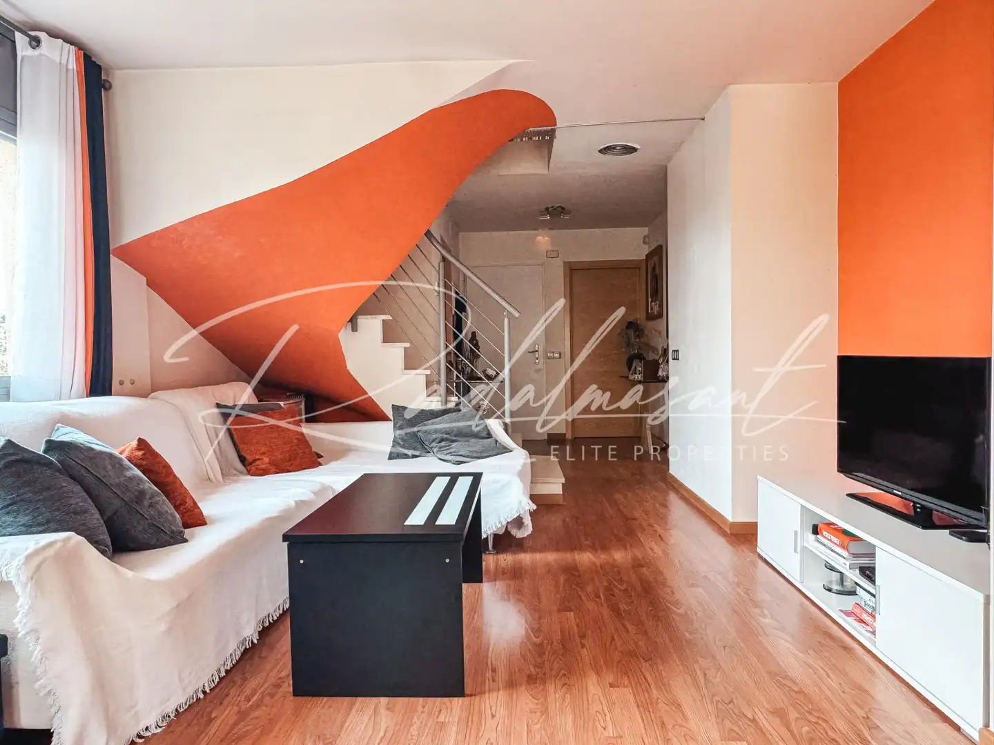 Wohnzimmer von Einfamilien-Reihenhaus zum Verkauf in Perafort mit Klimaanlage, Privatgarten und Parkett