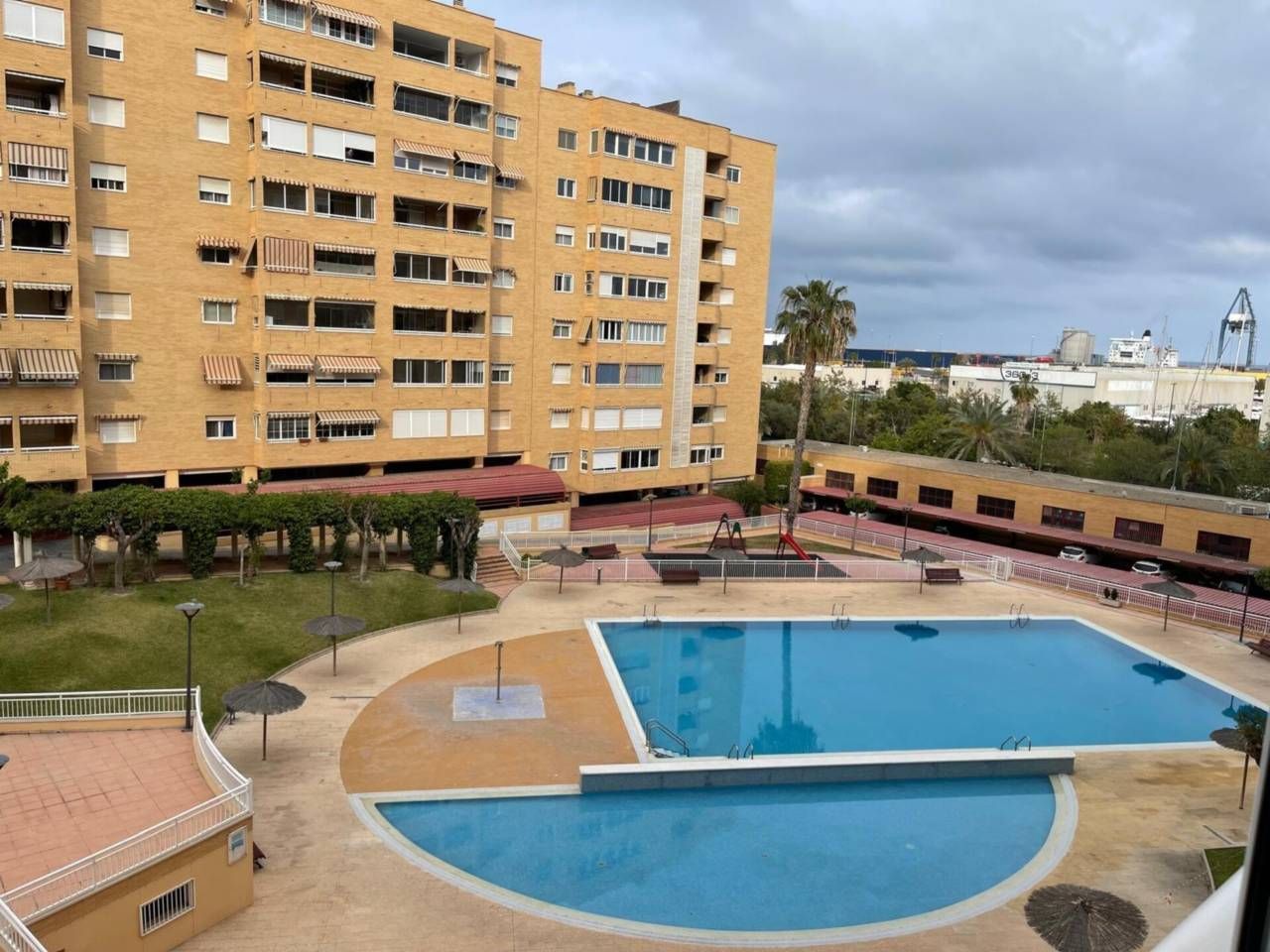 Piscina de Pis de lloguer en Alicante / Alacant amb Aire condicionat, Terrassa i Moblat