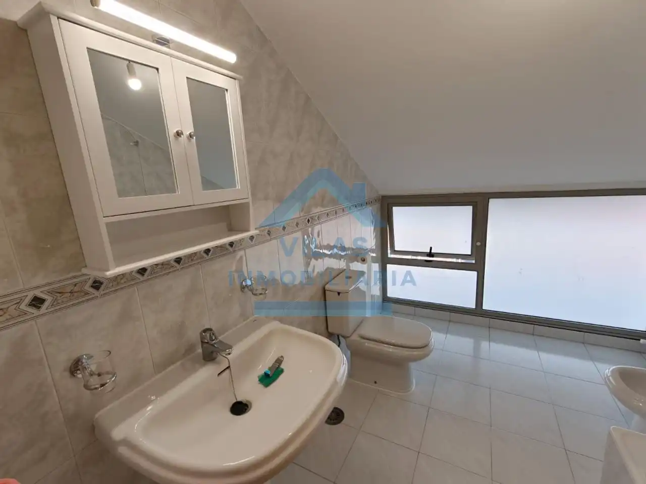 Baño de Dúplex de alquiler en Brión con Calefacción, Trastero y Piscina