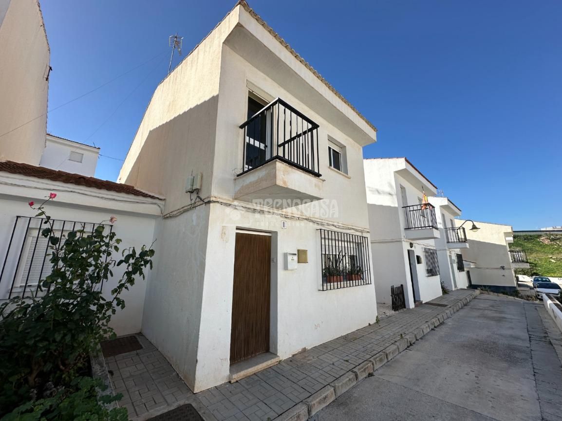 Vista exterior de Casa adosada en venda en Torrox amb Balcó
