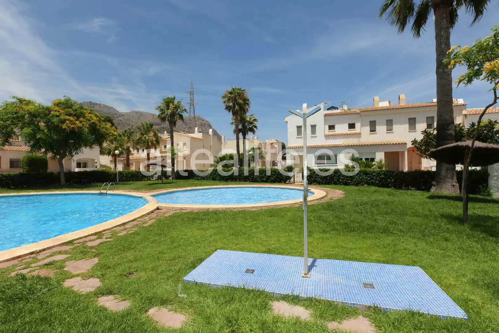 Vista exterior de Casa adosada en venda en La Nucia amb Terrassa i Piscina comunitària