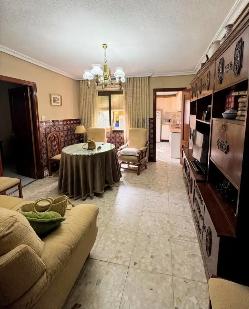 Sala d'estar de Casa adosada en venda en Puertollano amb Moblat
