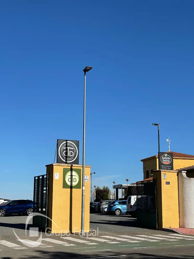 Vista exterior de Local en venta en Salamanca con Alarma