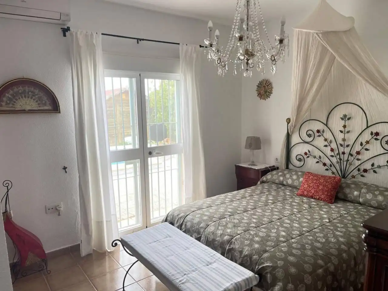 Dormitori de Casa o xalet en venda en Chiclana de la Frontera amb Aire condicionat, Jardí privat i Piscina