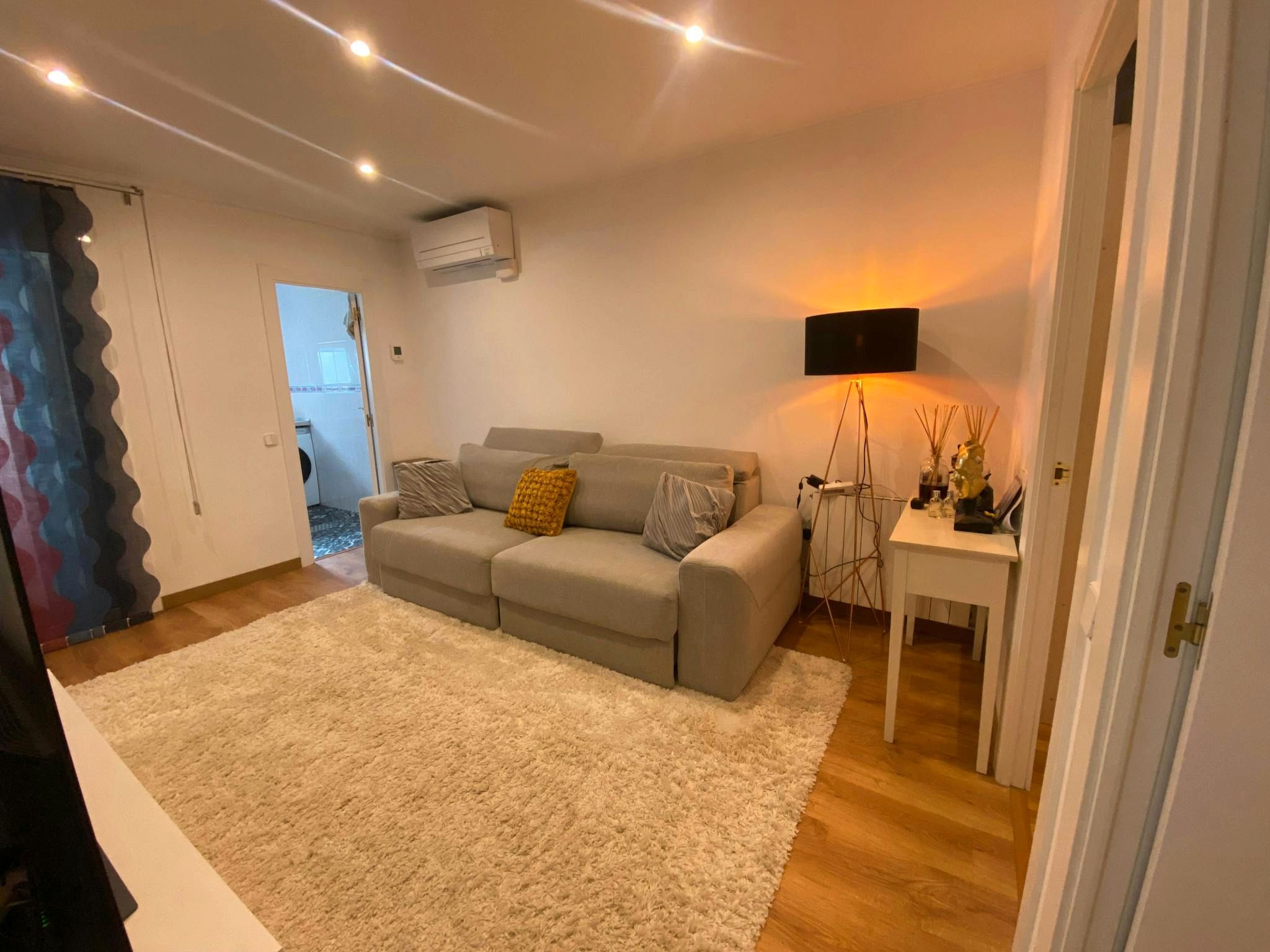 Sala d'estar de Pis de lloguer en L'Hospitalet de Llobregat amb Aire condicionat, Calefacció i Moblat