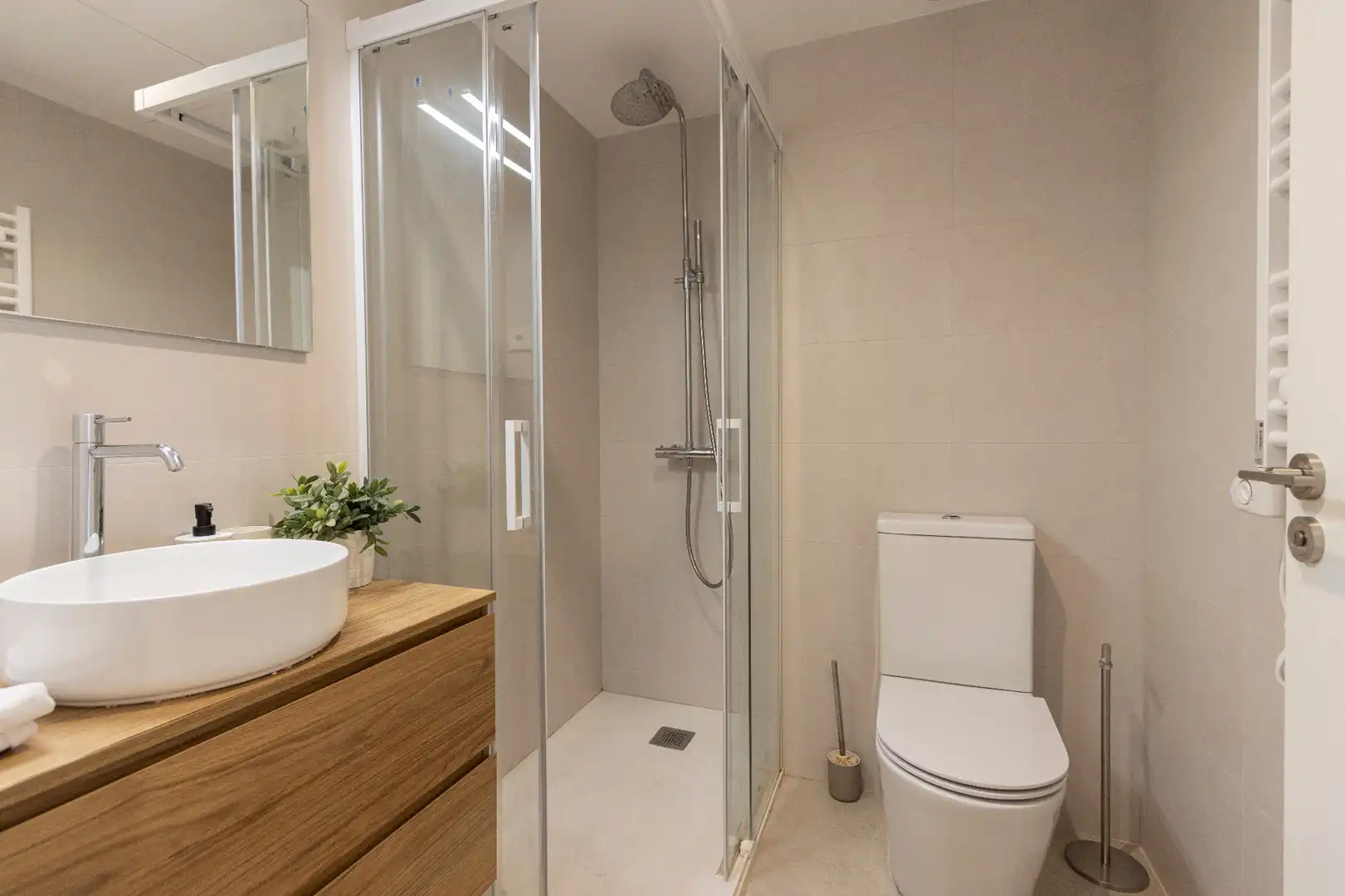 Bathroom of Duplexes for sale in Barcelona  with Air Conditioner, Heating and Parquet flooring