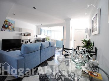 Adosado con balcón en venta en Calle Gandia