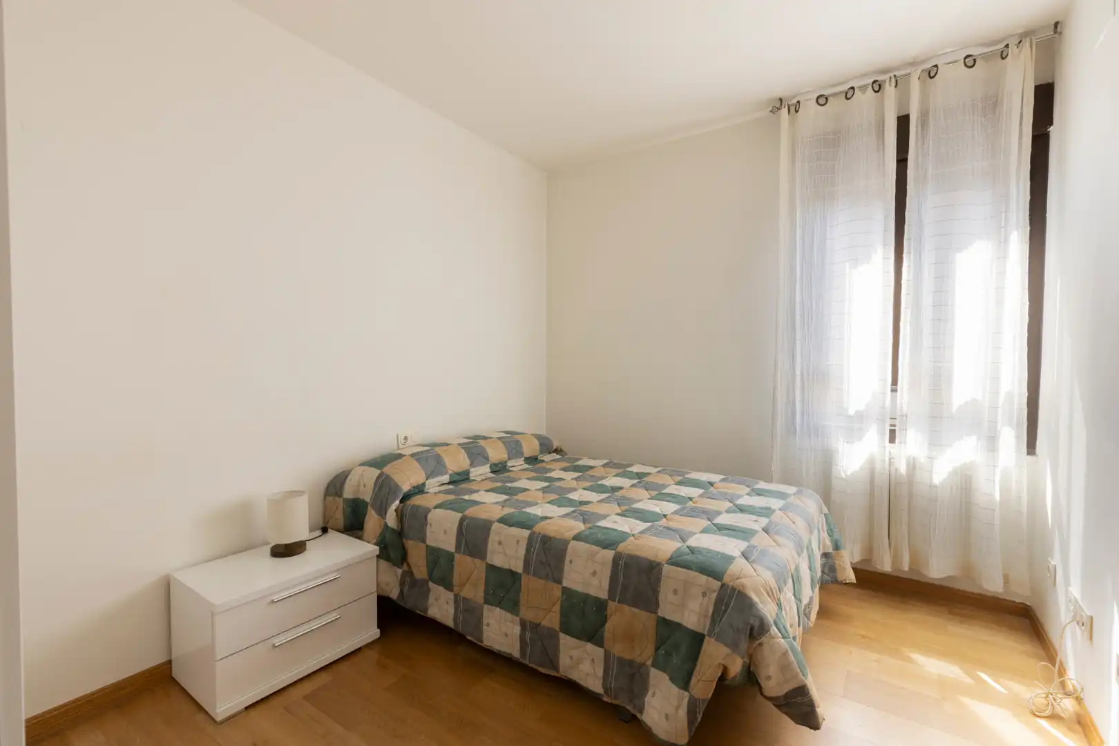 Bedroom of Flat for rent in Granada  with Air Conditioner, Heating and Parquet flooring