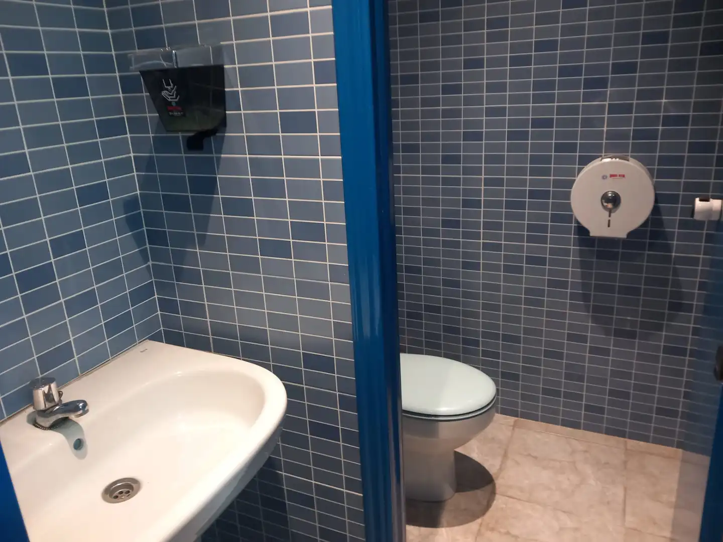 Baño de Local de alquiler en Coslada con Aire acondicionado y Calefacción