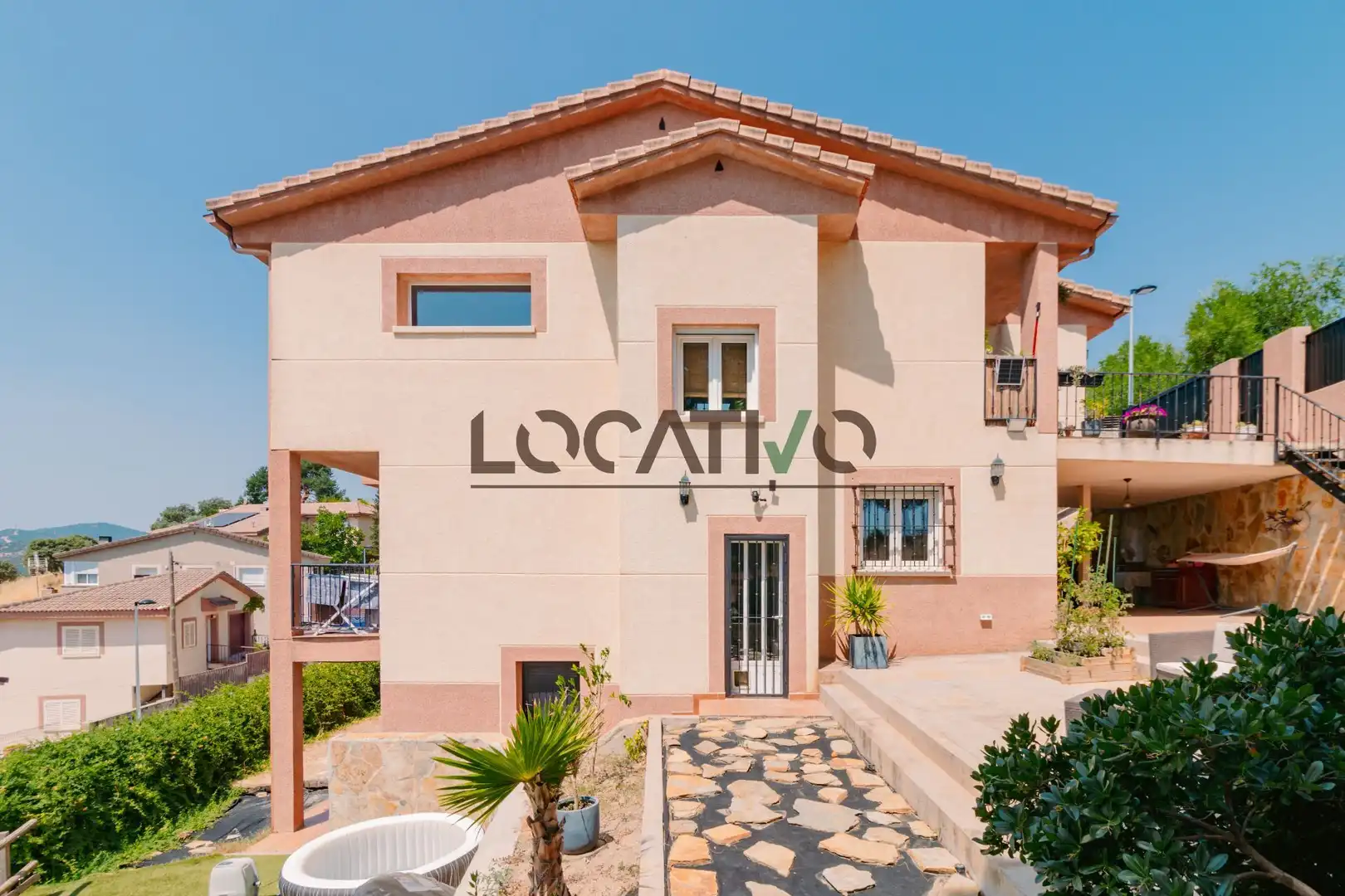 Vista exterior de Casa o xalet en venda en Navas del Rey amb Aire condicionat, Calefacció i Jardí privat
