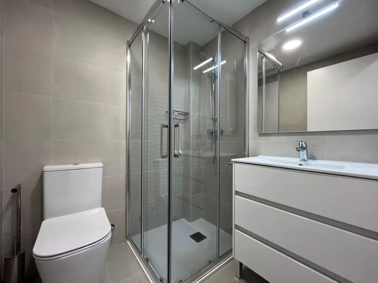 Bathroom of Flat for share in Madrid  with Air Conditioner, Heating and Furnished