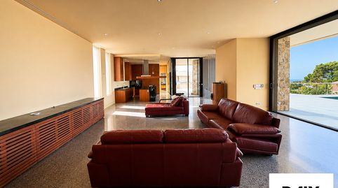 Elviria, Marbella Este. Esta espectacular propiedad ofrece 5 dormitorios, amplias zonas de estar de concepto abierto, piscina clim, imatge 3