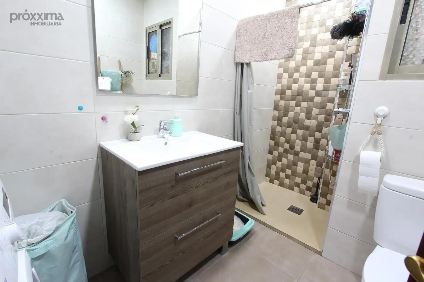 Bathroom of Flat for sale in Sevilla  with Air Conditioner and Balcony