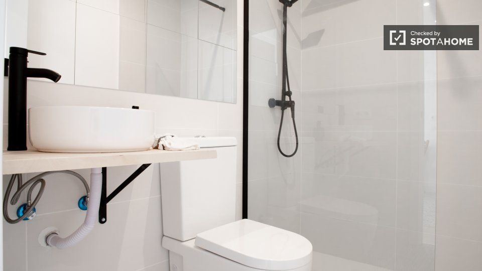 Bathroom of Flat to rent in  Madrid Capital  with Air Conditioner, Heating and Furnished