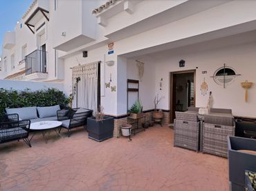 Adosado con balcón en venta en Calle de Eugenia de Montijo