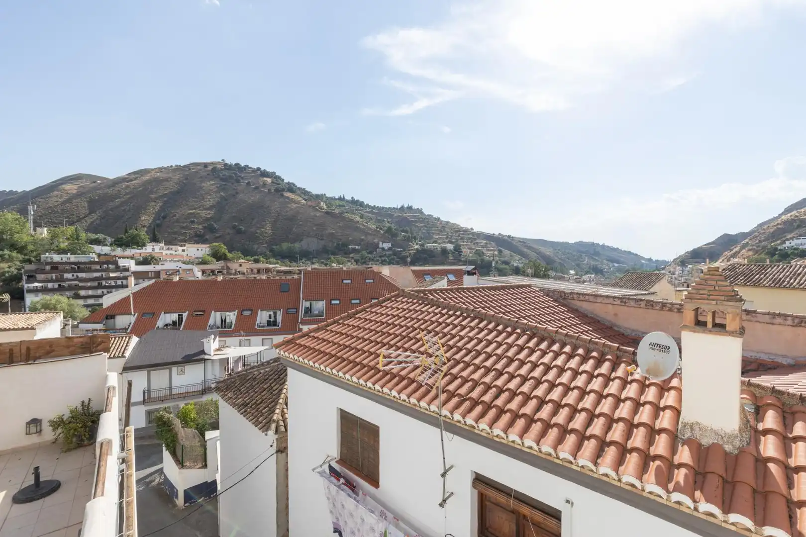 Vista exterior de Casa adosada en venda en Monachil amb Aire condicionat, Terrassa i Alarma