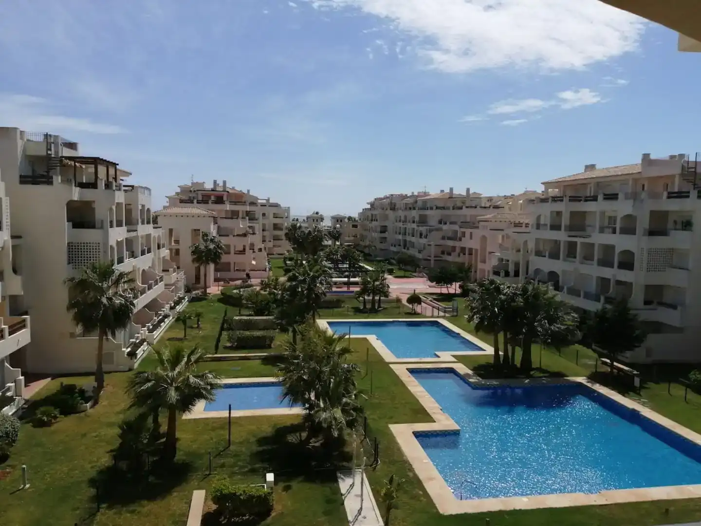 Außenansicht von Wohnungen zur Miete in Roquetas de Mar mit Klimaanlage, Schwimmbad und Balkon