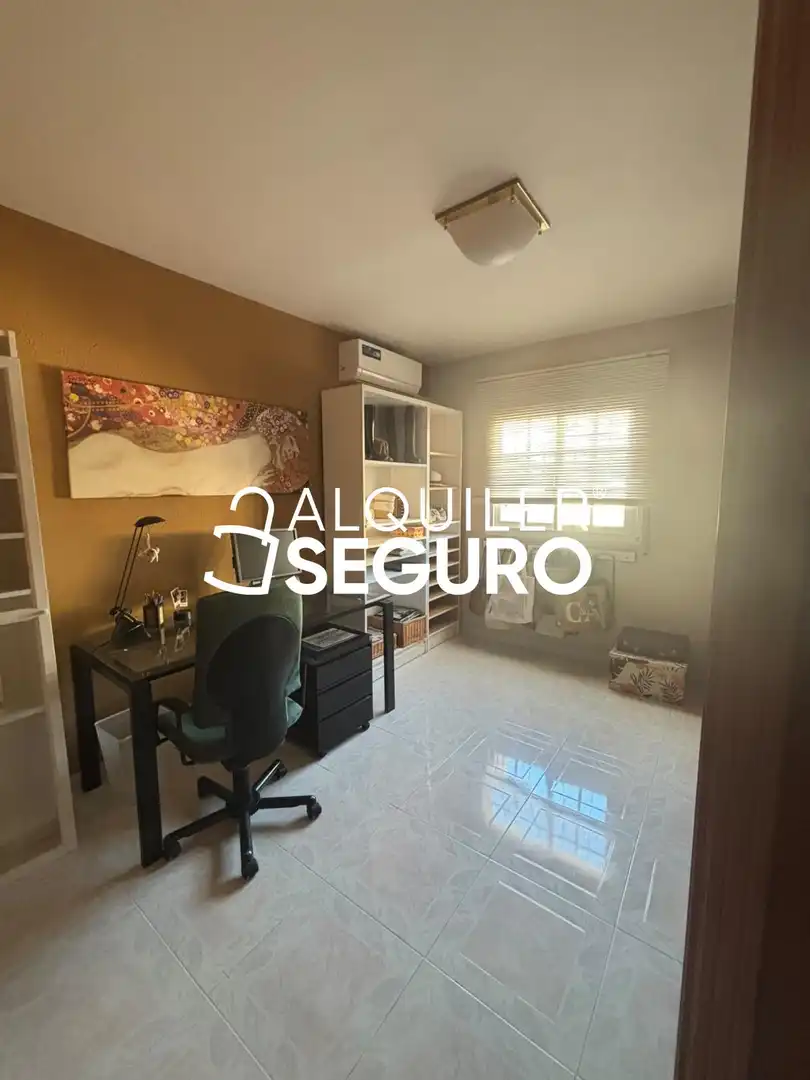 Detached house with pool to rent in Escritor busto previ, imagen 17