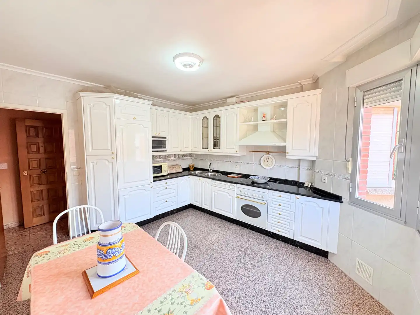 Cocina de Casa o chalet en venta en Ponferrada con Calefacción, Terraza y Amueblado