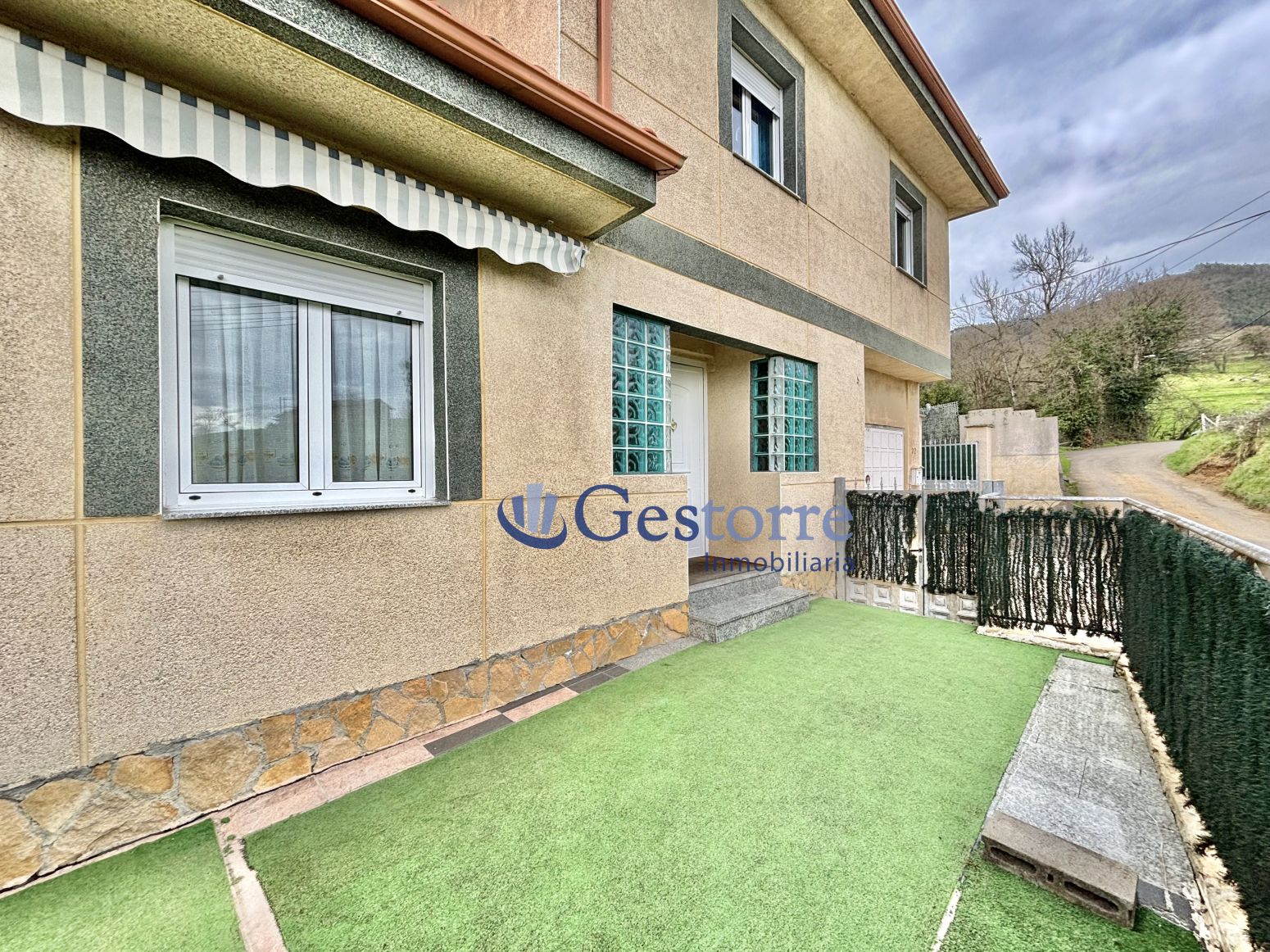Vista exterior de Casa o xalet en venda en Oviedo  amb Calefacció, Jardí privat i Terrassa