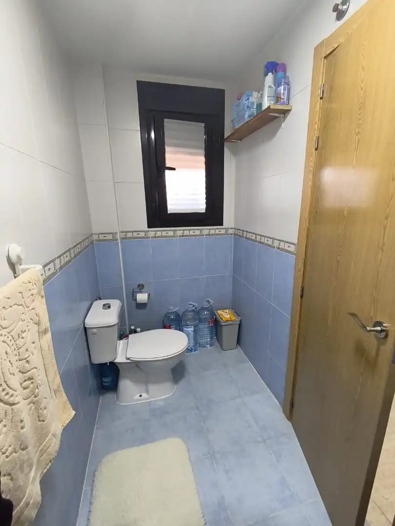 Badezimmer von Einfamilien-Reihenhaus zum Verkauf in Casarrubios del Monte mit Klimaanlage, Heizung und Privatgarten