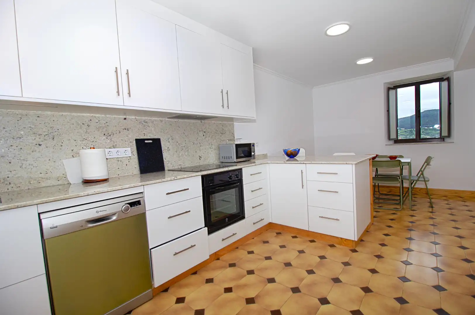 Cocina de Casa o chalet de alquiler en Cedeira con Calefacción, Jardín privado y Parquet