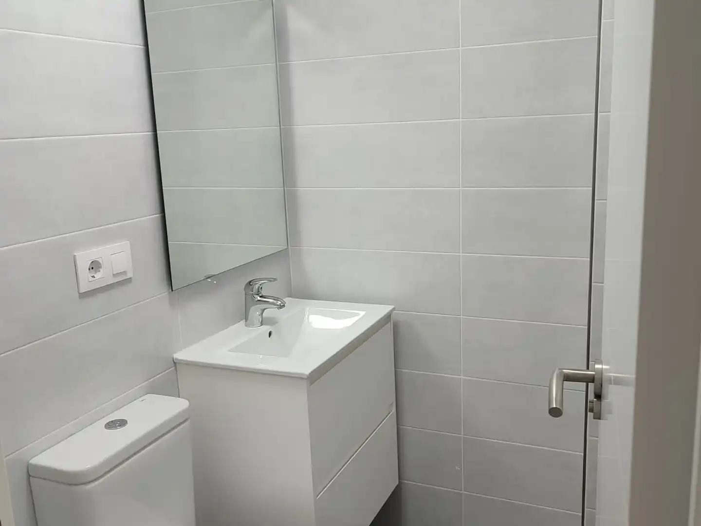 Badezimmer von Wohnung zur Miete in Santiago de Compostela  mit Heizung, Abstellraum und Ofen