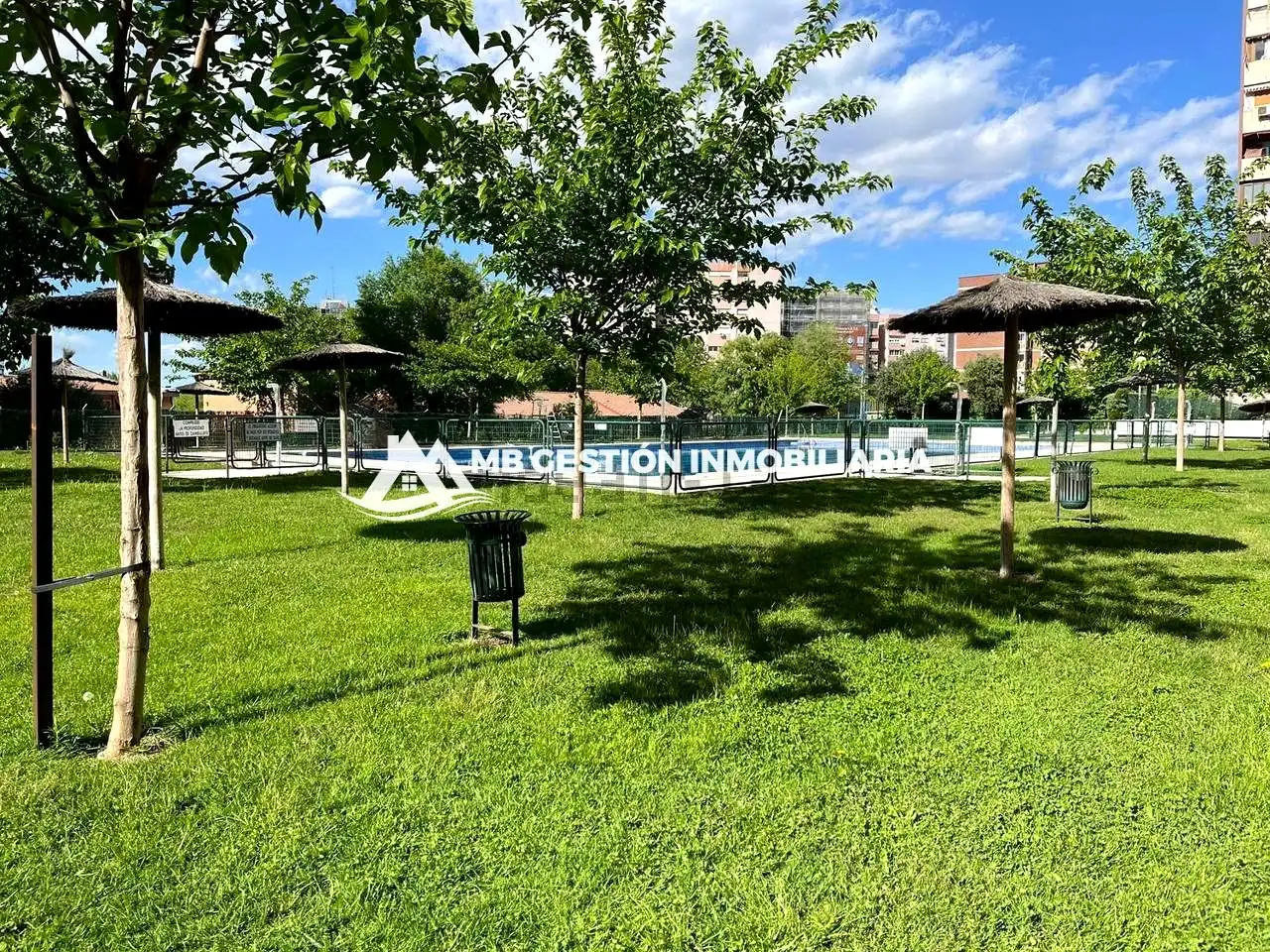 Außenansicht von Wohnung zum Verkauf in Fuenlabrada mit Heizung, Terrasse und Schwimmbad