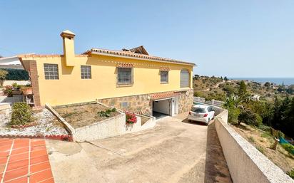 Vista exterior de Casa o xalet en venda en Vélez-Málaga amb Aire condicionat, Terrassa i Piscina