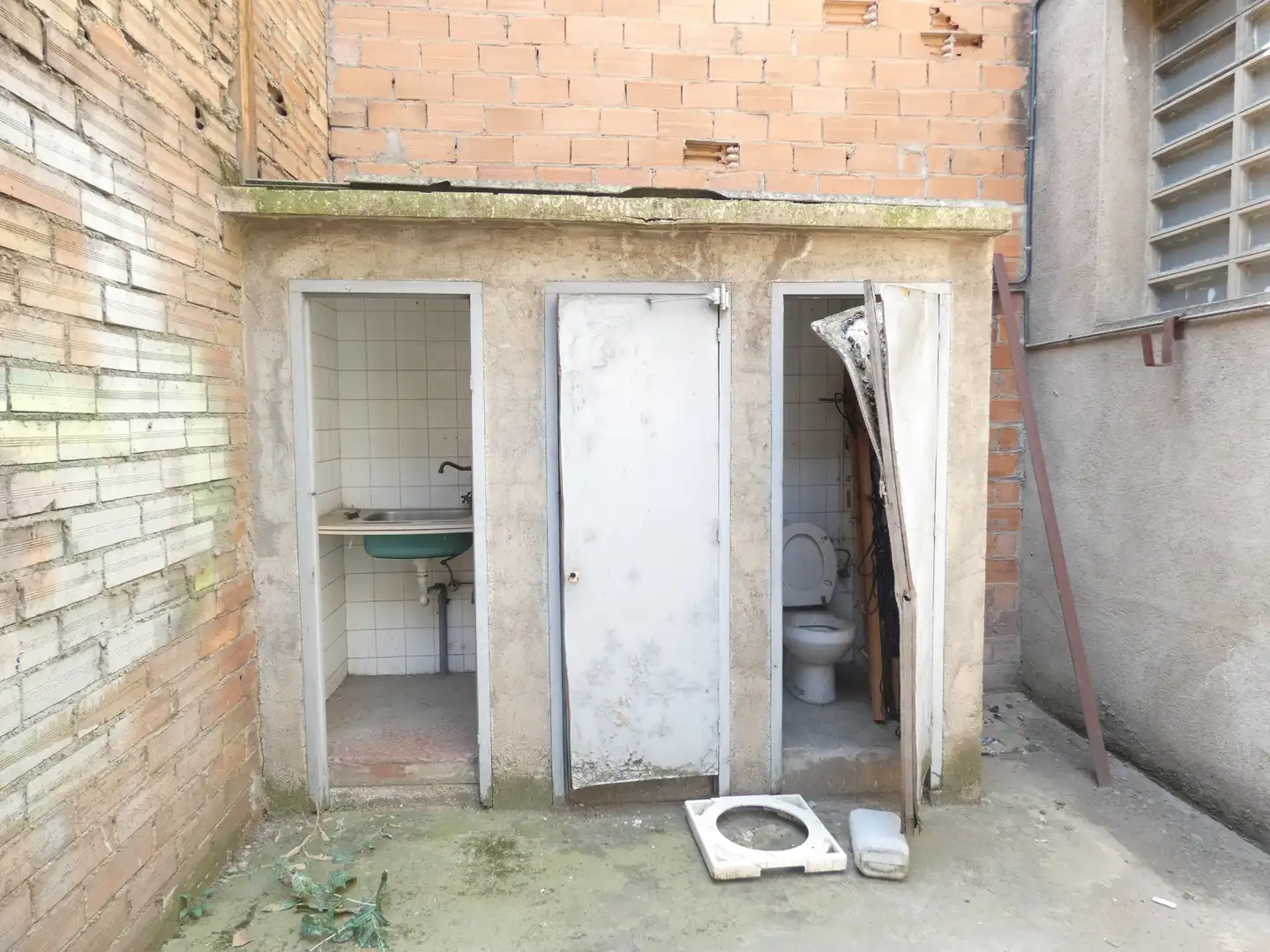 Bathroom of Commercial properties for rent in Ripollet