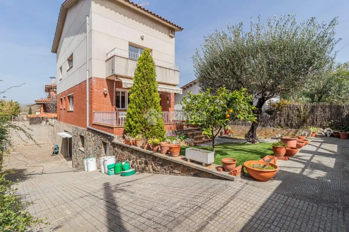 Exterior view of Houses for rent in Sant Cugat del Vallès  with Air Conditioner, Terrace and Balcony
