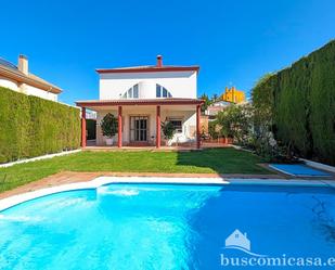 Vista exterior de Casa o xalet en venda en Linares amb Aire condicionat, Terrassa i Piscina