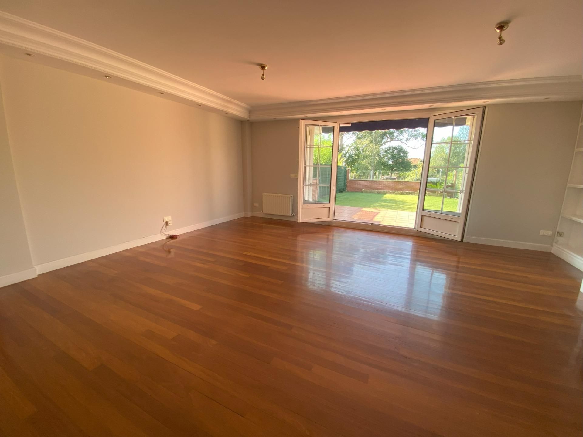 Sala de estar de Casa adosada en venta en Loiu con Calefacción, Jardín privado y Terraza