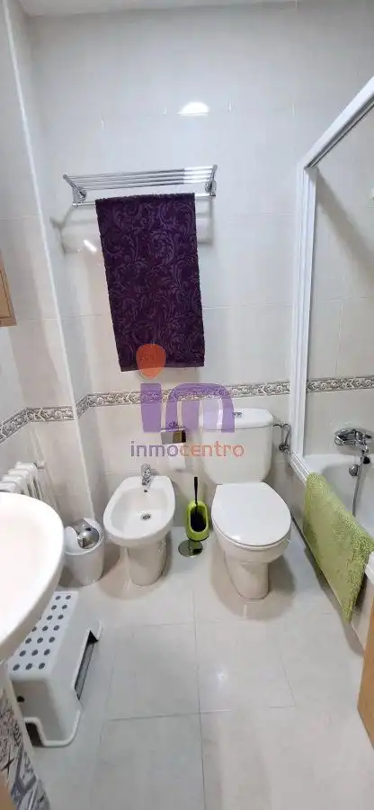 Baño de Casa adosada en venta en Valdepeñas con Aire acondicionado, Calefacción y Piscina comunitaria