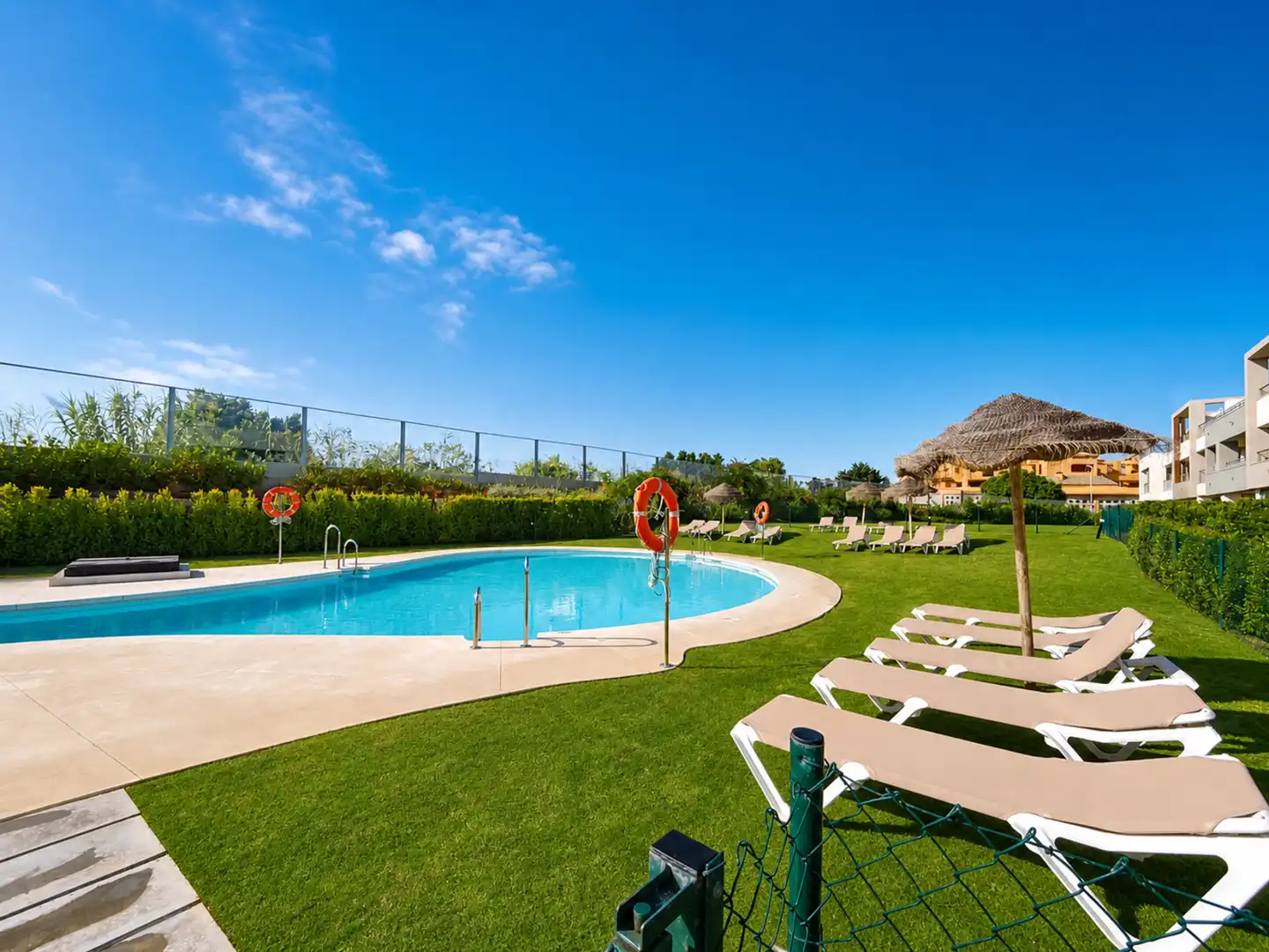 Piscina de Planta baja en venta en Casares con Aire acondicionado, Jardín privado y Terraza